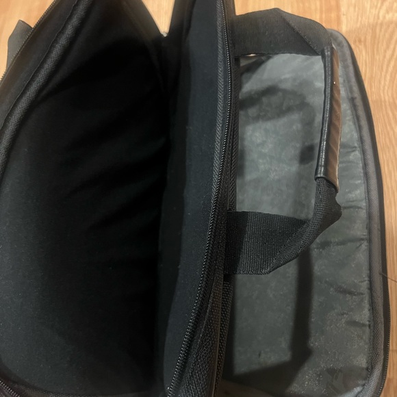 Kenneth Cole Computer Bag - Picture 3 of 5